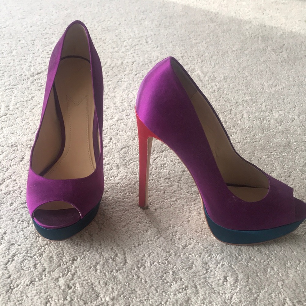 Like new. No shoe box.